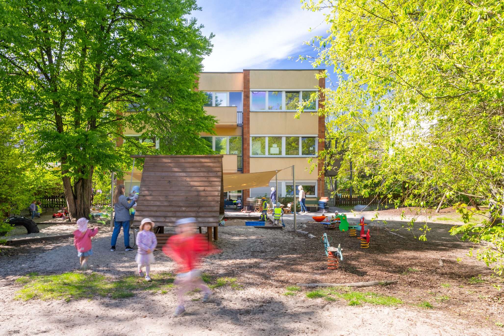 Kinder spielen im Kita-Garten